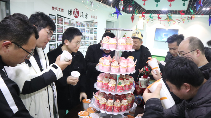 繽紛平安夜，歡樂圣誕節(jié) | 寶開舉辦第四季度員工集體生日會