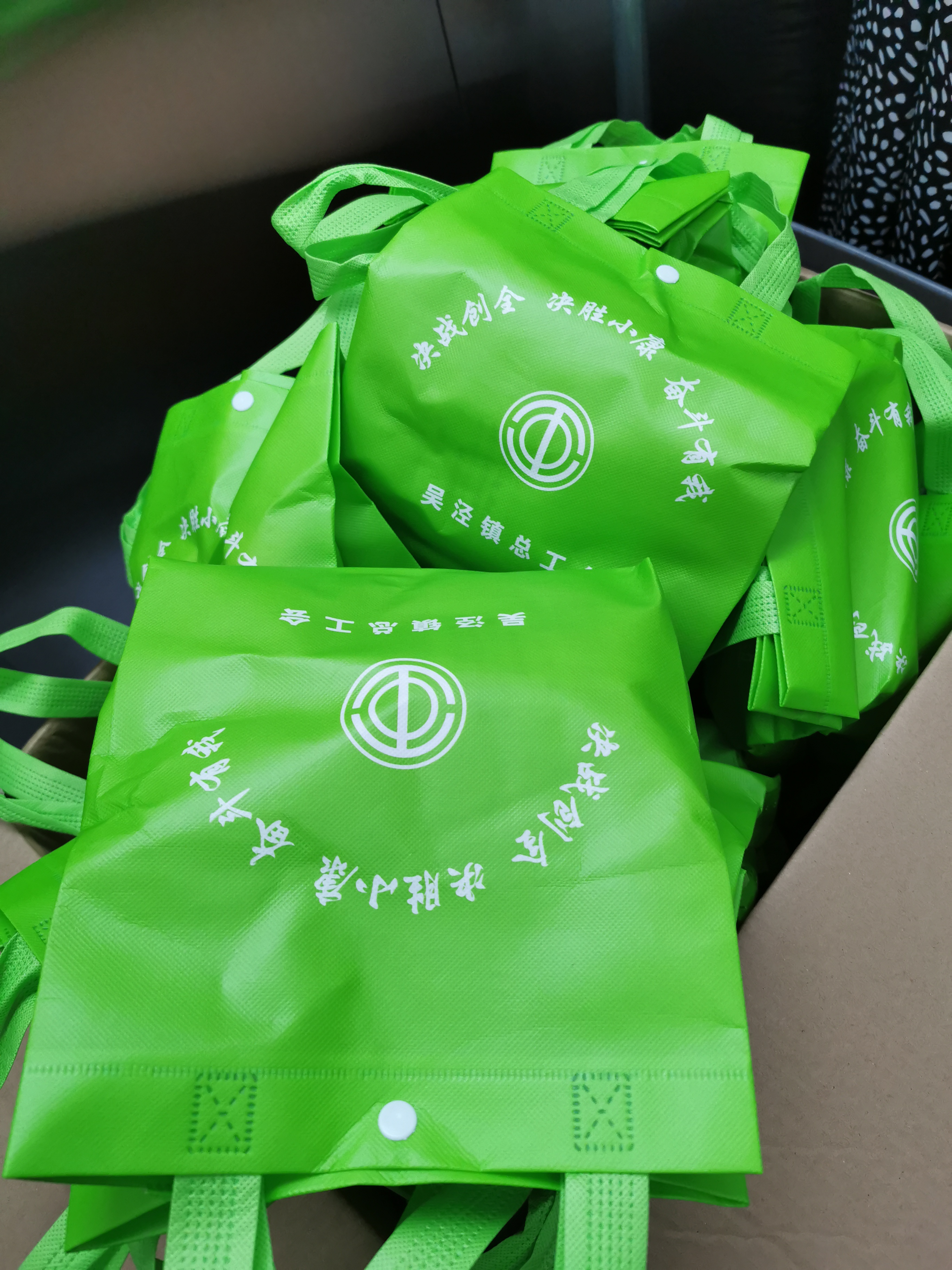 關(guān)愛職工 · 夏送清涼 | 寶開工會(huì)赴一線送清涼，致敬高溫下的堅(jiān)守