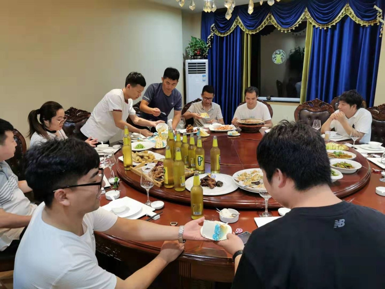 夏送清涼，集體慶生，慰問(wèn)一線 | 致我們的一線伙伴：辛苦了！